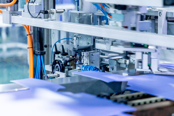 精益革新為何失?。? /> 
</p>
<p>
	　　精益革新失敗原因2:精益改進需要改變原有的工作方式
</p>
<p>
	　　企業(yè)實施精益改進需要改變員工的日常工作行為，這自然離不開人力資源部的支持和推動。精益改進要改變原有的工作方式，可能包括建立額的流程和新的授權機制。建立新的流程之前需要收集大量的員工建議，建氫新的授權機制時則需要允許員工以新的工作方法來判定決策和解決問題。
</p>
<p>
	　　我曾經(jīng)見過不只一家這樣的企業(yè)，它們苦苦探尋如何營造一個能讓員工充分參與的工作環(huán)境、如何拓寬收集創(chuàng)意和建議的渠道。這些創(chuàng)意很容易積壓起來得不到實施，因為在企業(yè)的各層級中還沒有足夠的人才來分析并實施這些創(chuàng)意，他們還沒來得及接受相關的培訓。各級經(jīng)理很快就會不勝其煩，因為他們要不斷地向大量員工解釋：若要實現(xiàn)他們的創(chuàng)意究竟要投人多少成本，以及動用資金的時候需要經(jīng)過怎樣煩瑣的審計。因此，從長遠來看，只有讓越來越多的人認識到企業(yè)的運營方式，才能使我們之前的努力收到成效。在短期內(nèi)，這個問題暫時無法解決，只能要求各級管理者克服這一系列困難，在此基礎上建設、推行新的工作流程。
</p>
<p>
	　　行為習慣既然被稱為習慣，本質(zhì)就是不易改變的。一個人要改變原有的行為習慣往往需要大量的外力推動。此外，一些原有數(shù)據(jù)信息和新的工作要求之間可能會存在矛盾，使人們延續(xù)舊的工作行為，阻礙新習慣的養(yǎng)成，這也是人力資源部不介入其中的危害之一。此外，新的工作方式還帶來了一個重要的改變，那就是領導角色的變化打破了原有的權力平衡。
</p>
<p>
	　　精益革新失敗原因3:權力平衡可能會抵制精益改進
</p>
<p>
	　　雖然精益行為的變革能夠提高生產(chǎn)率，但是管理者為了維持原有的平衡狀態(tài)，往往會對精益改進產(chǎn)生抵制。盡管使更多人介入改革明顯有利于發(fā)現(xiàn)問題和解決問題，但顯而易見的是更多人的介入也會帶來更加廣泛的抵制。
</p>
<p>
	　　管理層作為既得利益者，需要將權力掌握在自己手中，因為他們害怕被他人取代，害怕權力被轉移到大多數(shù)人手中后讓自己失去價值。大量歷史案例告訴他們，不能相信由大多數(shù)人掌權后執(zhí)行的決策。有很多企業(yè)案例顯示，如果大多數(shù)人都有權力，管理就會變得混亂。還有很多管理者認為，如果他們教會了更多人怎樣做報告、做決策以及解決問題，他們自己將會失業(yè)。咨詢師面臨的挑戰(zhàn)就是怎樣說服這些管理者轉變領導角色—像教練一樣培訓員工完成當前管理者所做的工作，以及通過讓更多人做這些工作來創(chuàng)造價值，而不是事必躬親。與此同時，這些管理者需要學習培訓員工的技巧，而不是像傳統(tǒng)的管理者一樣學習完成任務的技巧。
</p>
<p>
	　　管理者還提到，他們擔憂員工的態(tài)度，即員工是否愿意接受這些任務，或者說員工是否愿意幫助其他人完成工作并承擔責任。針對這些擔憂，我們的做法是讓這類管理者看到他們的員工在其他方面已經(jīng)在做類似的事情、已經(jīng)能夠獨立決策，并且進一步探索在現(xiàn)有工作中如何使員工做出更多更好的決策。
</p>
<p>
	　　還有一些管理者會把目光聚焦于團隊中廢話最多和行動最消極的人身上，他們常常以偏概全地將這些人的負面觀點當作團隊的想法。我們堅信每個團隊成員都有能力做出更大的貢獻，我們的任務就是弄清楚每個人的真實能力究競能為企業(yè)帶來怎樣的收益。不過，這些消極態(tài)度對其他員工的影響不容小覷，管理者要嚴格防止這種態(tài)度的蔓延。
</p>
<p>
	　　精益革新失敗原因4:缺乏人力資源部的支持
</p>
<p>
	　　如前所述，企業(yè)需要有文化的支持來為改革提供長期動力。人力資源管理與持續(xù)改進戰(zhàn)略之間存在的任何形式的脫節(jié)，都會導致企業(yè)文化方面的目標得不到充分的支持。
</p>
<p>
	　　有這樣一個真實案例，某公司計劃實施大規(guī)模的改革，內(nèi)容是通過加強管理者和員工的溝通協(xié)作，提高員工創(chuàng)造性解決問題的能力、達成團隊協(xié)作，從而提高工作質(zhì)量和效率。
</p>
<p>
	　　但是，這次改革在培訓過程和整個實施策略中都沒有將人力資源部包括進來，導致在改革進程中當各級管理者發(fā)現(xiàn)預期目標無法達成、改革陷人困境時，人力資源部也無法提供任何形式的支持。這些支持可能包括分析新的工作職責、統(tǒng)計數(shù)據(jù)的變動情況、為必需的領導力行為設計績效管理或激勵體系等。
</p>
<p>
	　　畢竟，人力資源部掌握著每個員工從面試到加入公司，到內(nèi)部發(fā)展，再到離職的所有信息，還管理著培訓、績效、激勵等體系，這些工作模塊都能提供重要的數(shù)據(jù)。在這種情況下，如果企業(yè)的高層管理者仍然認為人力資源管理在構建企業(yè)文化方面沒什么作用的話，他們就低估了信息缺失會給行為改革帶來怎樣的阻力。
</p>
<p style=