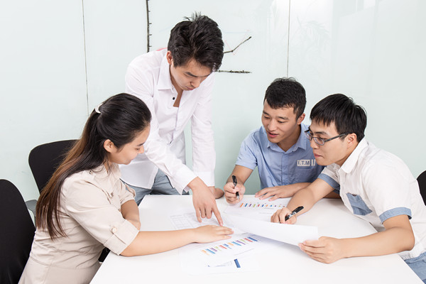 設(shè)計合理激勵機制，激發(fā)員工工作積極性和創(chuàng)新精神