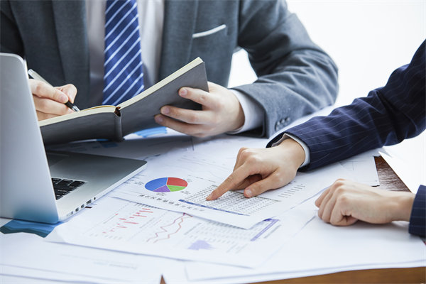 培養(yǎng)戰(zhàn)略領(lǐng)導(dǎo)力，推動(dòng)企業(yè)戰(zhàn)略轉(zhuǎn)型和升級(jí)