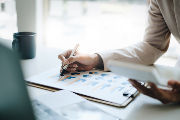 預(yù)算管理過程中如何有效應(yīng)對市場波動與不確定性？